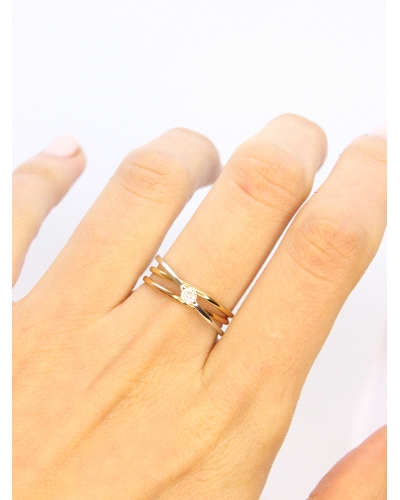 <P>Anillo de oro amarillo,&nbsp;blanco y rosa&nbsp;de 9 quilates con diseño cruzado y una circonita central que aporta un brillo