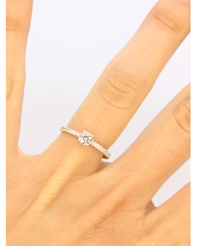 <P>Anillo elaborado en oro blanco de 9 quilates, adornado con una circonita central talla&nbsp;brillante y&nbsp; aro pavé de peq