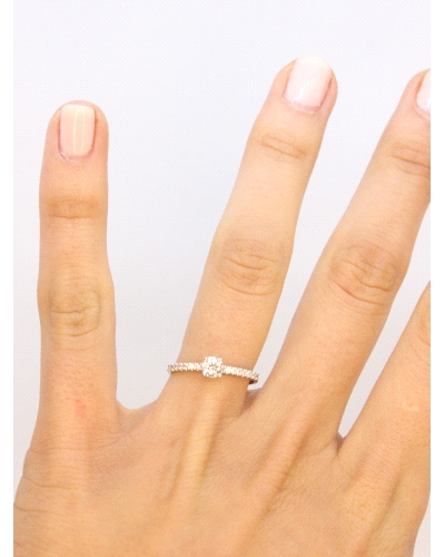 <P>Anillo elaborado en oro blanco de 9 quilates, adornado con una circonita central talla&nbsp;brillante y&nbsp; aro pavé de peq