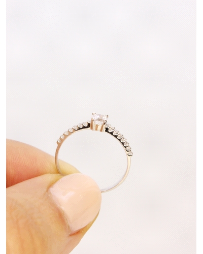 <P>Anillo elaborado en oro blanco de 9 quilates, adornado con una circonita central talla&nbsp;brillante y&nbsp; aro pavé de peq