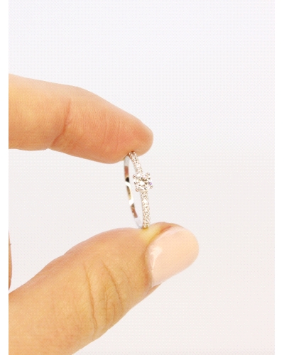 <P>Anillo elaborado en oro blanco de 9 quilates, adornado con una circonita central talla&nbsp;brillante y&nbsp; aro pavé de peq