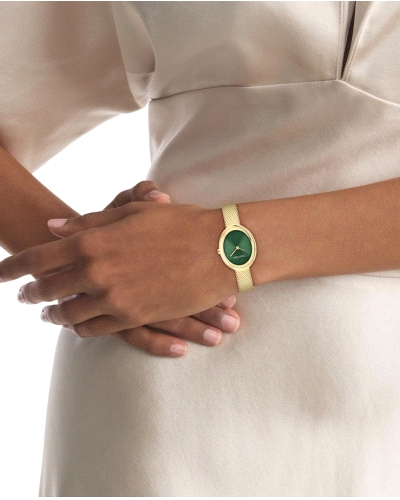 El Calvin Klein 25100152 es un elegante reloj analógico para mujer perteneciente a la colección Twisted Bezel, caracterizado por