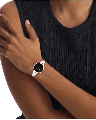 El Calvin Klein CK 25100026 Joyful es un reloj de cuarzo para mujer en acero inoxidable plateado, con caja redonda de 30 mm, esf