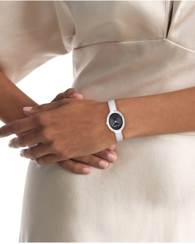 El Calvin Klein CK 25100151 Twisted Bezel es un reloj de cuarzo para mujer en acero inoxidable plateado, con caja ovalada de 24 