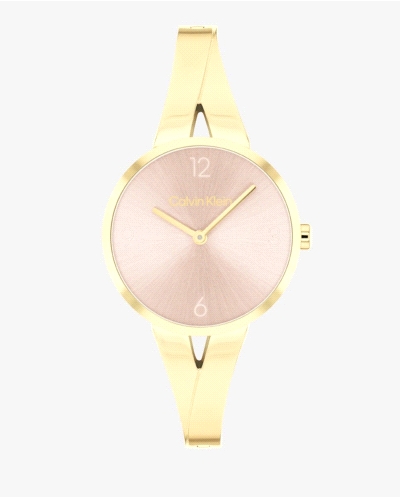 El Calvin Klein CK 25100027 es un reloj de cuarzo para mujer, en acero inoxidable dorado, con caja redonda de 30 mm, esfera rosa