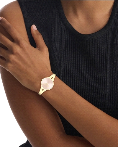 El Calvin Klein CK 25100027 es un reloj de cuarzo para mujer, en acero inoxidable dorado, con caja redonda de 30 mm, esfera rosa