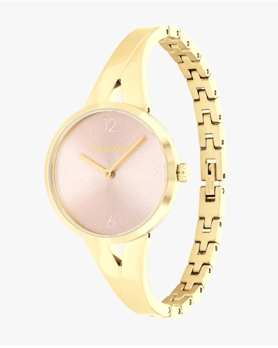 El Calvin Klein CK 25100027 es un reloj de cuarzo para mujer, en acero inoxidable dorado, con caja redonda de 30 mm, esfera rosa