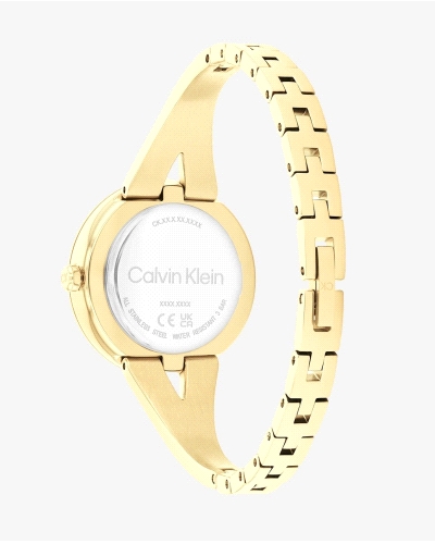 El Calvin Klein CK 25100027 es un reloj de cuarzo para mujer, en acero inoxidable dorado, con caja redonda de 30 mm, esfera rosa