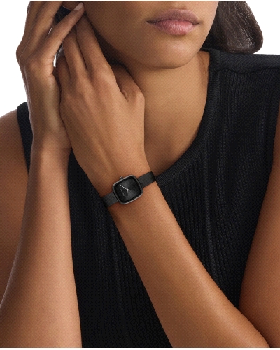 El Calvin Klein CK 25100100 Adore es un reloj de cuarzo para mujer en acero inoxidable negro con diseño minimalista, caja cuadra