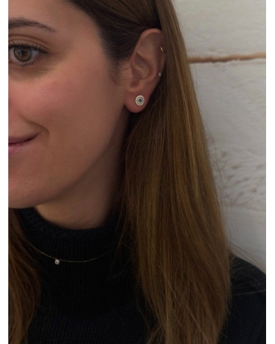 Pendientes de plata de ley ( 925) y laminas de oro con circonitas color blanco y verde. Cierre de presión. Medida 8 mm de diamet