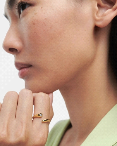 <P>Anillo abierto elegante adornado con una circonita blanca y líneas fluidas</P>
<P>Si necesitas una talla distinta a la indic