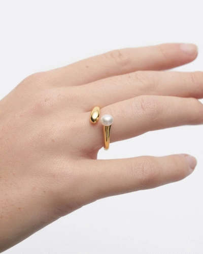 <P>Anillo abierto fluido adornado con perla cultivada de agua dulce</P>
<P>Si necesitas una talla distinta a la indicada en la 