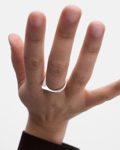 <P>Anillo geométrico de plata con forma redonda asimétrica<BR><SPAN style='FONT-SIZE: 13px; FONT-FAMILY: Poppins, sans-serif; WH