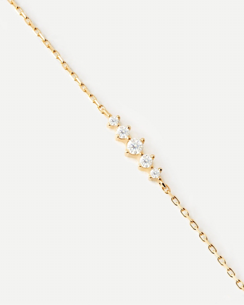 Pulsera elegante adornada con cinco circonitas blancas.