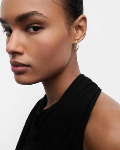 Aros ondulados pequeños adornados con circonitas blancas.