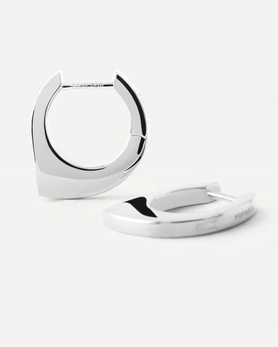 Aros geométricos de plata con forma redonda asimétrica.