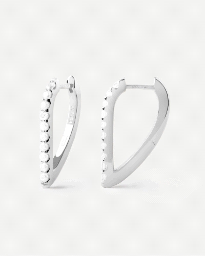 Aros geométricos de plata con forma ovalada y circonitas blancas.