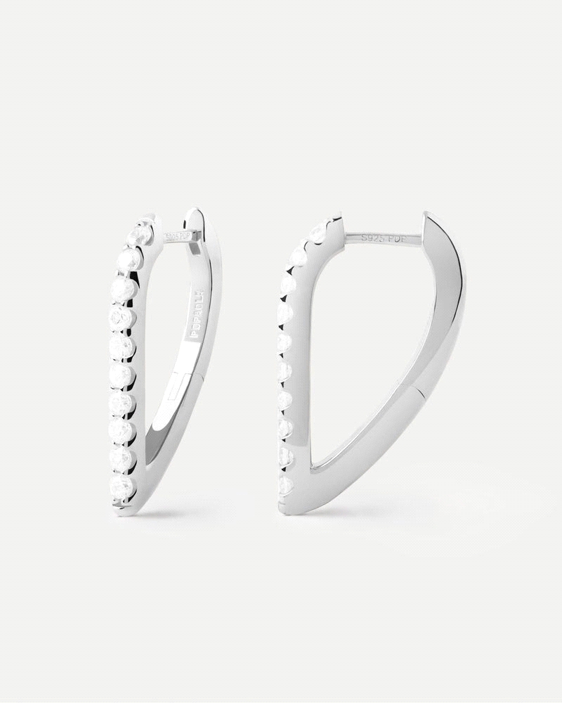 Aros geométricos de plata con forma ovalada y circonitas blancas.