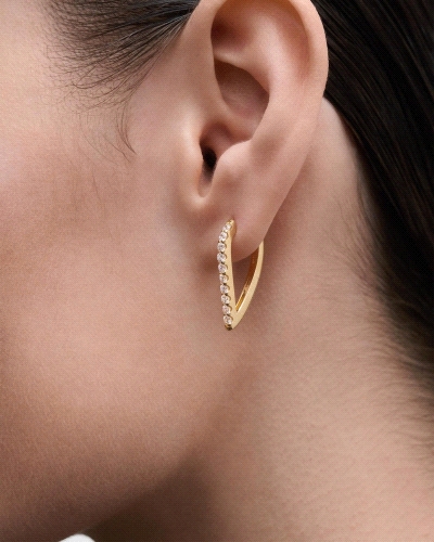 Aros geométricos con forma ovalada y circonitas blancas.<BR>