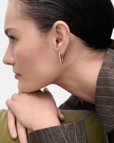 Aros geométricos con forma ovalada y circonitas blancas.<BR>