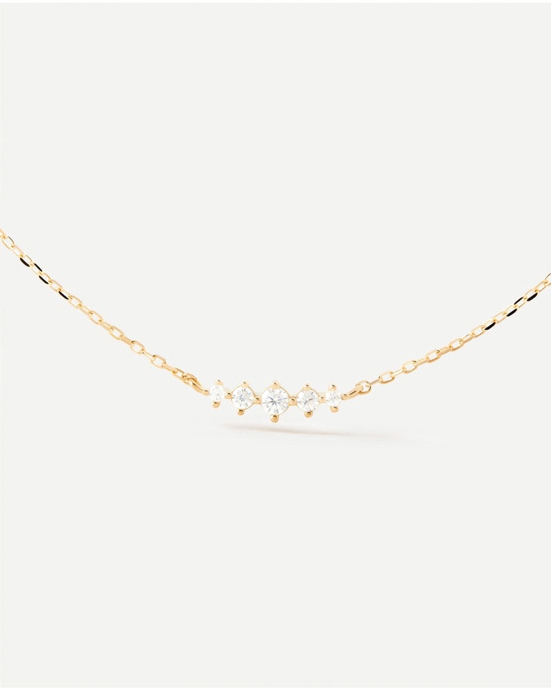 Collar elegante adornado con cinco circonitas blancas.
