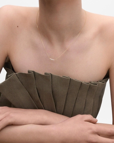 Collar elegante adornado con cinco circonitas blancas.