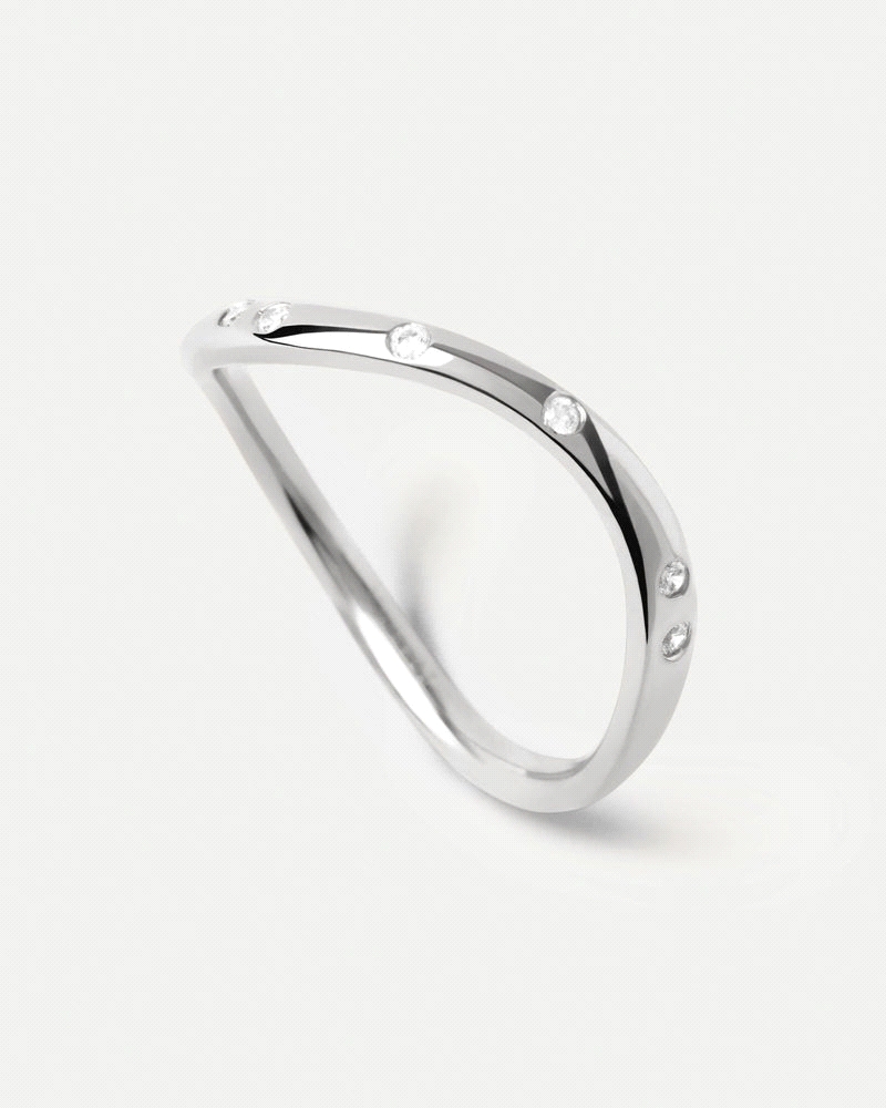 Anillo elegante de plata adornado con circonitas y líneas fluidas.