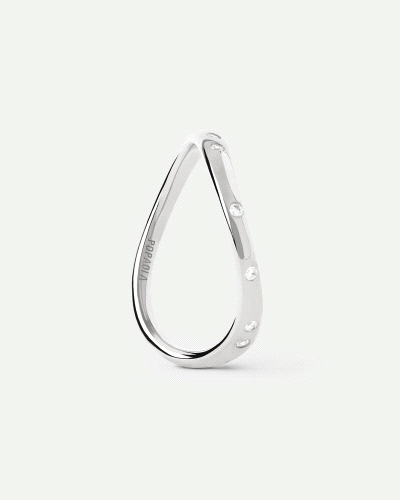 Anillo elegante de plata adornado con circonitas y líneas fluidas.