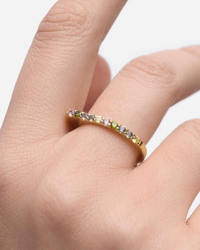 Anillo geométrico adornado con circonitas de colores.