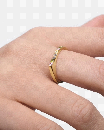 Anillo geométrico adornado con circonitas de colores.