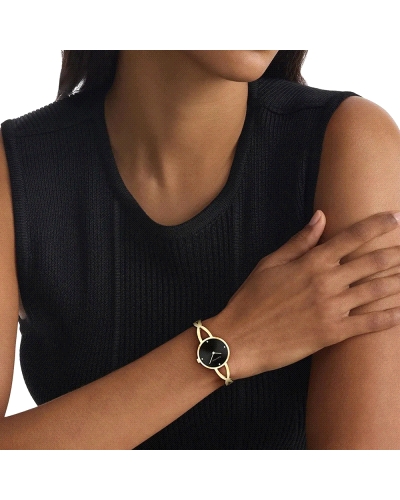 El CK 25100059 es un reloj elegante de Calvin Klein, con caja de acero inoxidable y correa de piel. Diseño minimalista y moderno