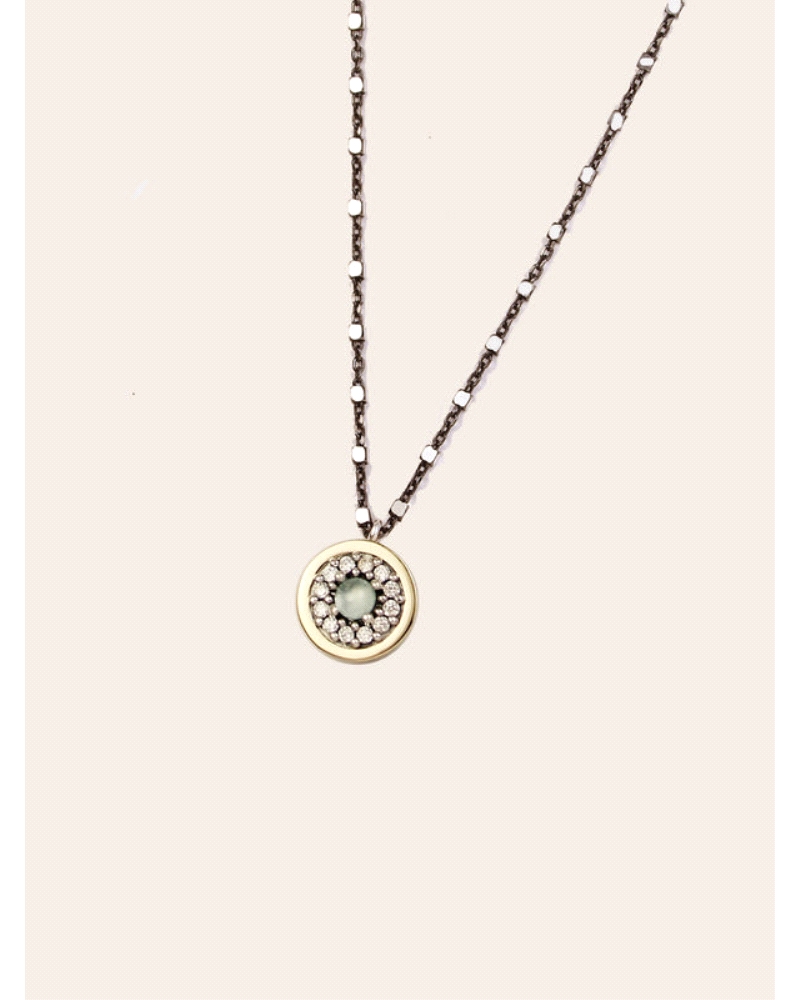 Colgante con lamina de oro macizo, plata de ley, calzedonia verde, cadena de plata. Largo de cadena: 42 cm Tamaño de colgante:&n