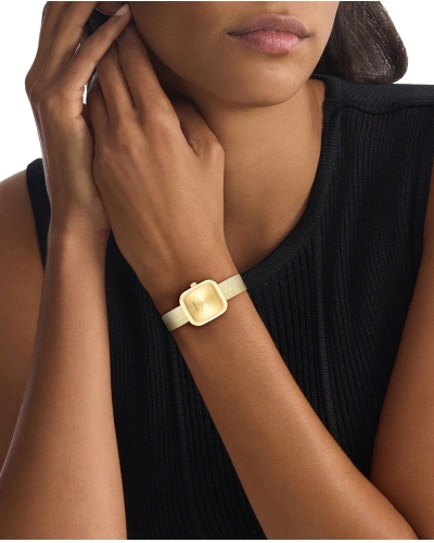 El CK 25100099 Adore es un reloj analógico para mujer, con caja rectangular de acero inoxidable dorado de 26 mm de ancho y braza