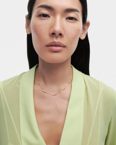 Collar elegante con cinco gotas adornadas con circonitas blancas.