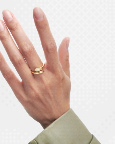 <P>Anillo abierto fluido adornado con piedra verde ovalada.</P>
<P><SPAN style='FONT-SIZE: 13px; FONT-FAMILY: Poppins, sans-ser