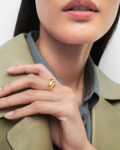 <P>Anillo abierto fluido adornado con piedra verde ovalada.</P>
<P><SPAN style='FONT-SIZE: 13px; FONT-FAMILY: Poppins, sans-ser