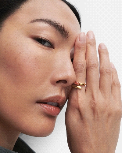 <P>Anillo abierto fluido adornado con piedra naranja ovalada.</P>
<P><SPAN style='FONT-SIZE: 13px; FONT-FAMILY: Poppins, sans-s