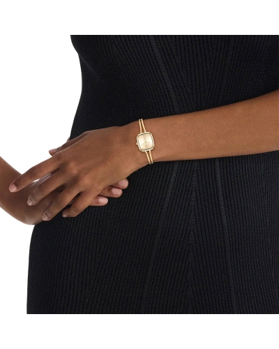 El reloj Calvin Klein 25100132 Adore es un elegante reloj de pulsera para mujer, con un diseño rectangular en tono dorado y una 