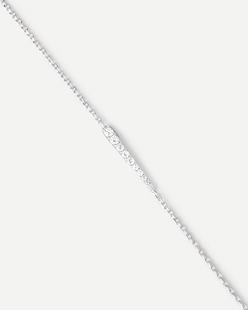 Pulsera de cadena de plata delicada adornada con un diseño de circonitas.<BR><BR>