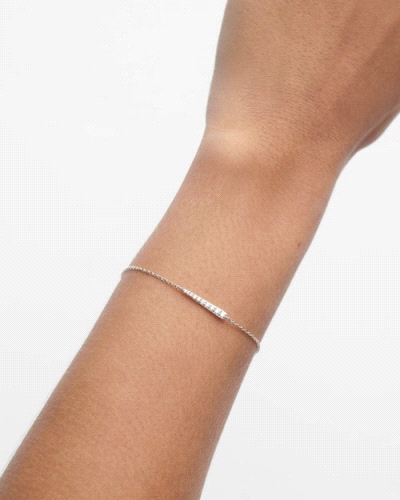Pulsera de cadena de plata delicada adornada con un diseño de circonitas.<BR><BR>