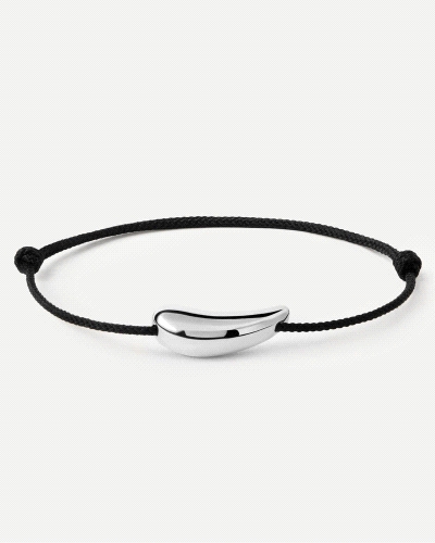 Pulsera de cordón negro ajustable con diseño de gota de plata.