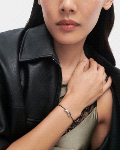 Pulsera de cordón negro ajustable con diseño de gota de plata.