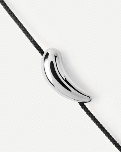 Pulsera de cordón negro ajustable con diseño de gota de plata.
