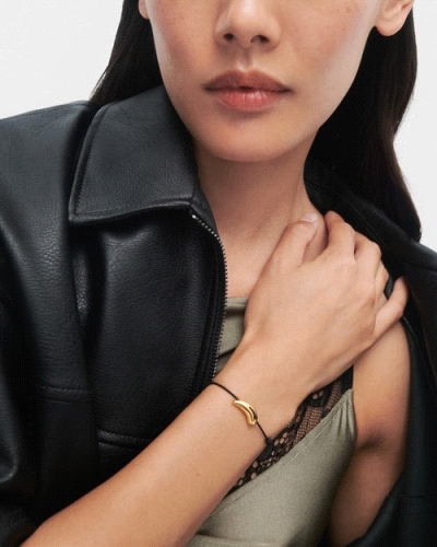 Pulsera de cordón negro ajustable con diseño de gota.