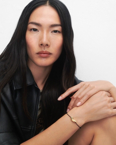 Pulsera de cordón negro ajustable con diseño de gota.