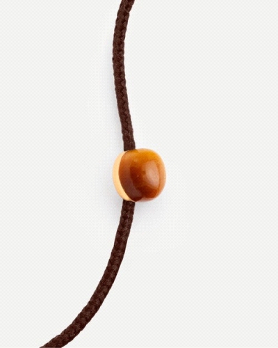 Pulsera de cordón negro ajustable con diseño de piedra marrón.