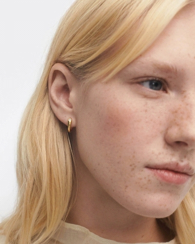 Pendientes de aro modernos adornados con circonita redonda.