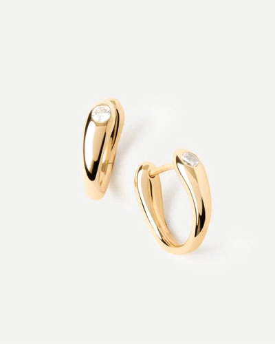 Pendientes de aro modernos adornados con circonita redonda.