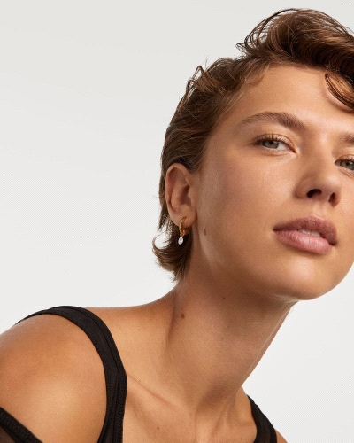 Aros de plata bañada en oro con un colgante de circonita melocotón en forma de gota.