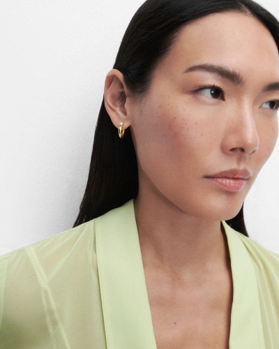 Aros modernos adornados con una circonita blanca redonda.